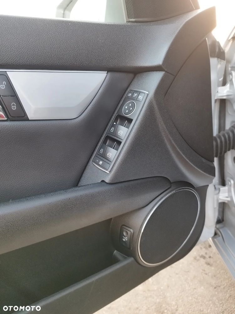 Mercedes-Benz Klasa C 200 CGI Automatik BlueEFFICIENCY Avantgarde - 29