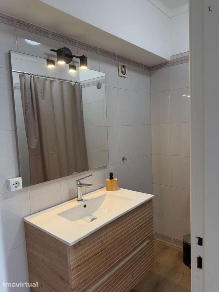 Quarto - localizado em Almada Lisbon - Grande imagem: 5/6