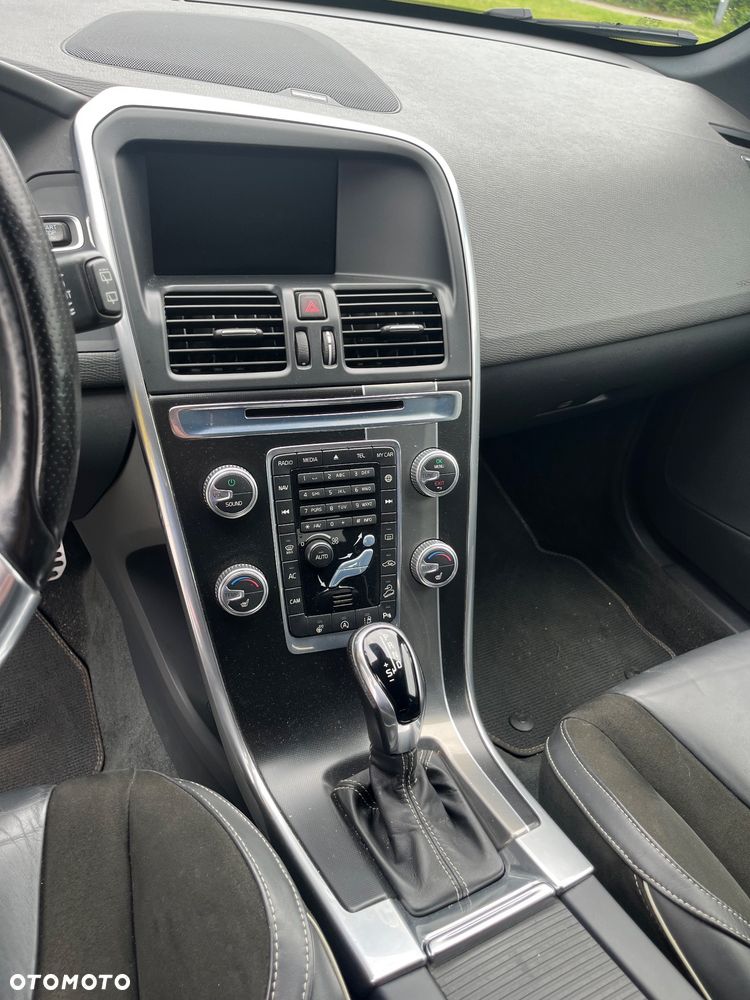 Volvo XC 60 D5 AWD R-Design Momentum - 8