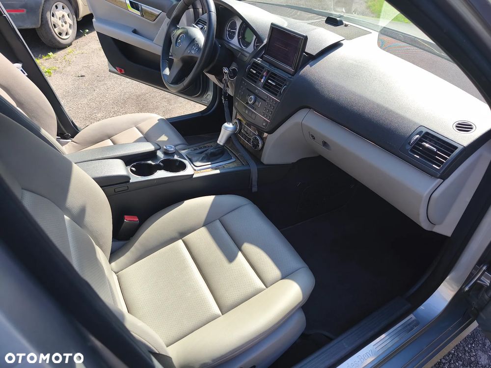Mercedes-Benz Klasa C 350 7G-TRONIC Special Edition - 27
