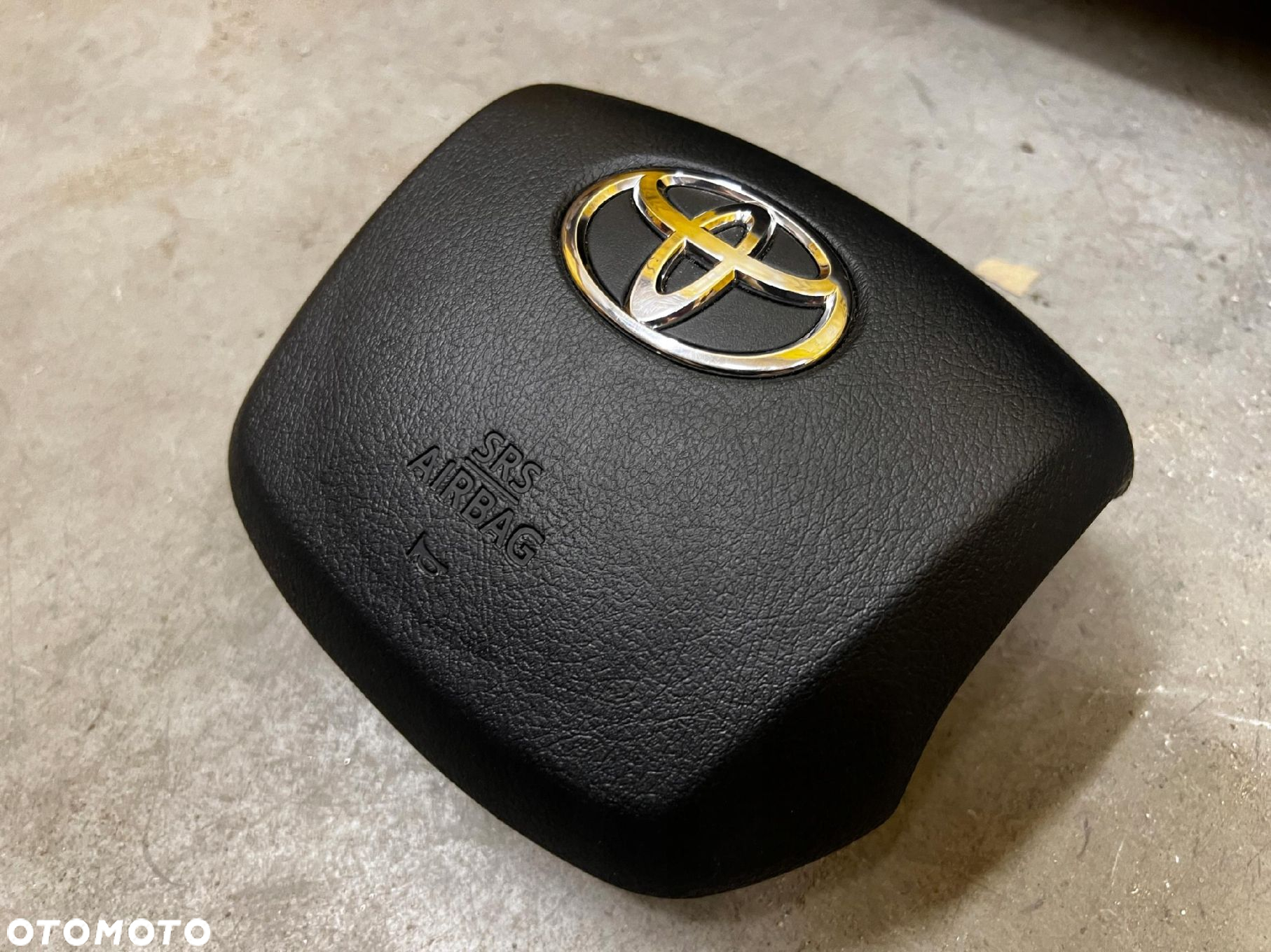 KOMPLET DESKA ROZDZIELCZA KOKPIT KONSOLA 2X PODUSZKI TOYOTA HILUX VIII 8 - 11
