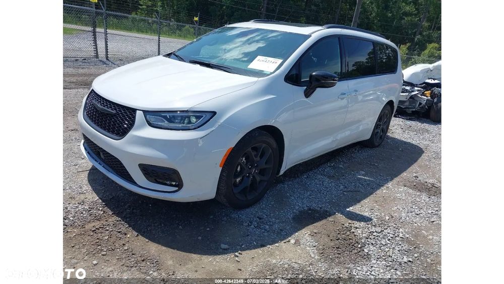 Chrysler Pacifica - 2