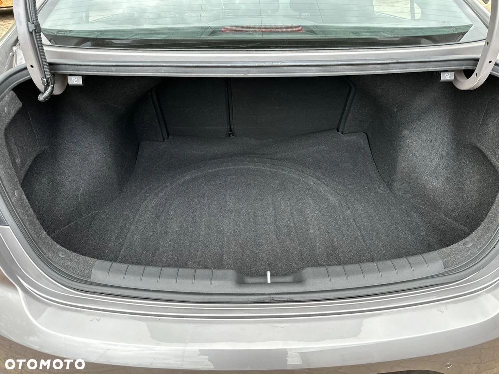 Hyundai Elantra 1.6 Comfort Premiere - 18