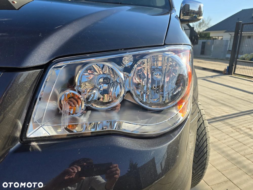 Chrysler Town & Country - 3