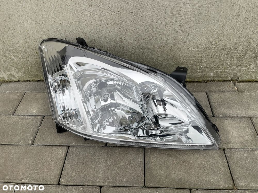 LAMPA PRZEDNIA PRAWA TOYOTA COROLLA E12 HB  2001-2004 - 1