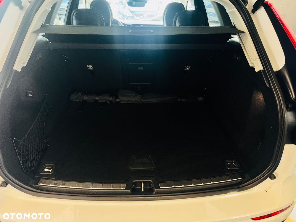 Volvo XC 60 B4 D AWD Geartronic Momentum Pro - 15