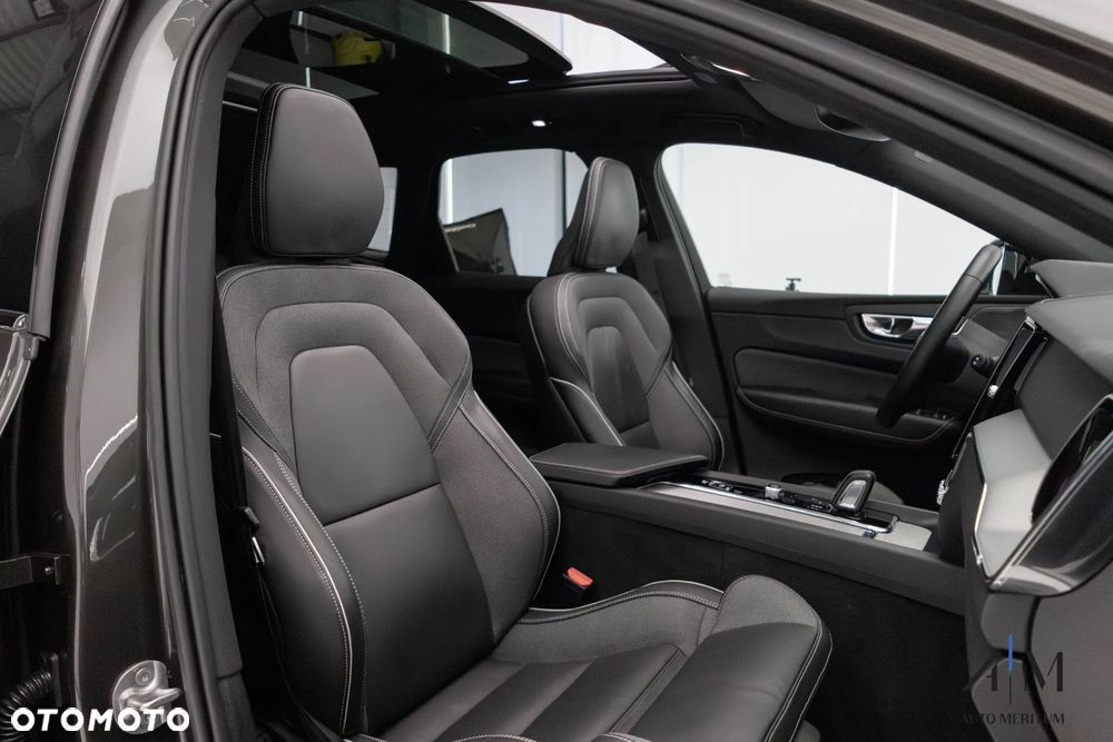 Volvo XC 60 B5 D AWD Ultimate Dark - 21