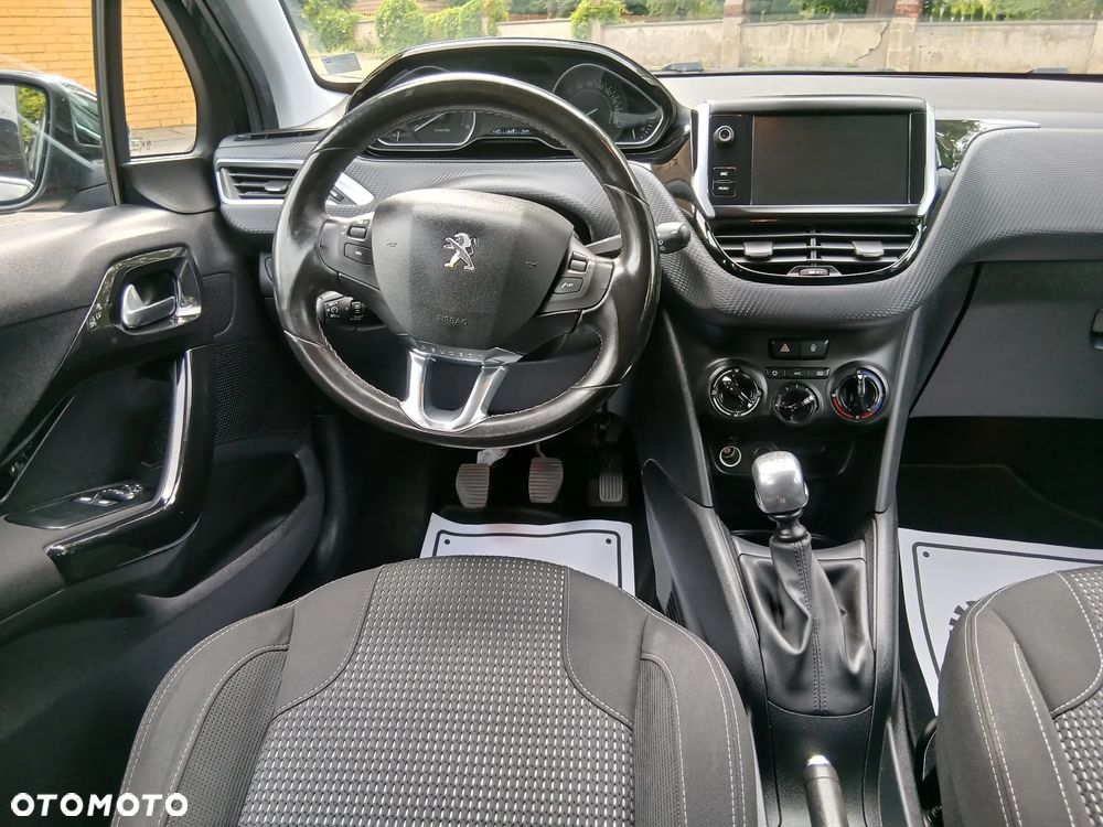 Peugeot 208 - 18
