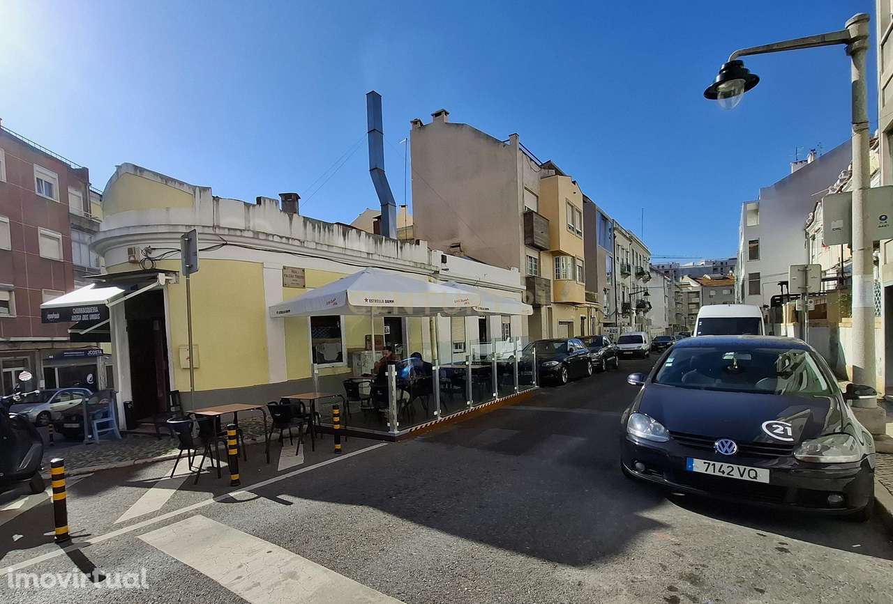 Churrasqueira restaurante com duas esplanadas, a funcionar há mais de - Grande imagem: 3/21