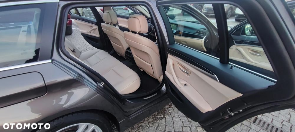 BMW Seria 5 525d xDrive - 27