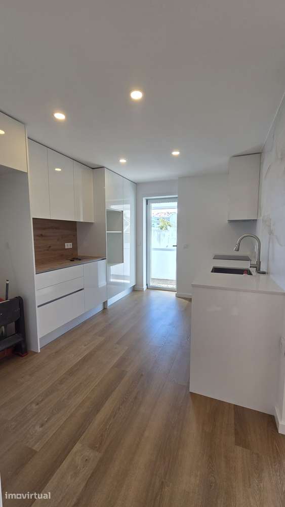 Apartamento T2 com varanda e garagem box no Porto - Grande imagem: 4/18