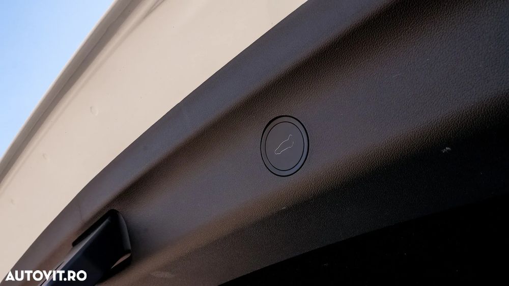 Tesla Model Y Long Range Dual Motor AWD - 39