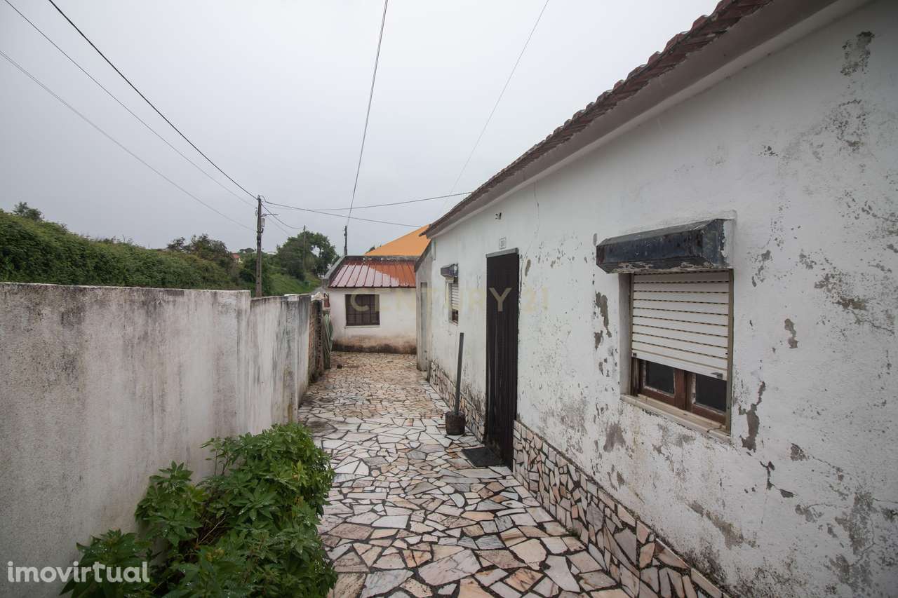 Moradia em Tojal no concelho de Alenquer com amplo lote de 347 m² - Grande imagem: 3/27