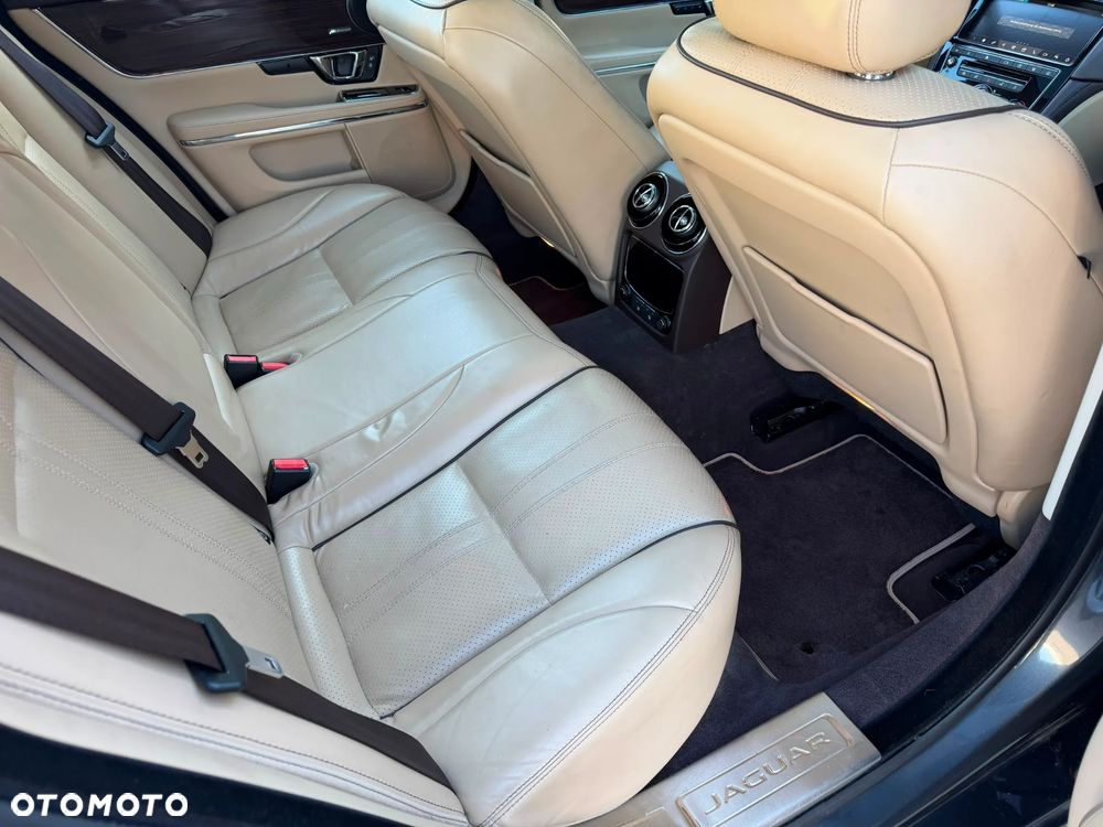 Jaguar XJ 3.0 D V6 Premium Luxury - 34