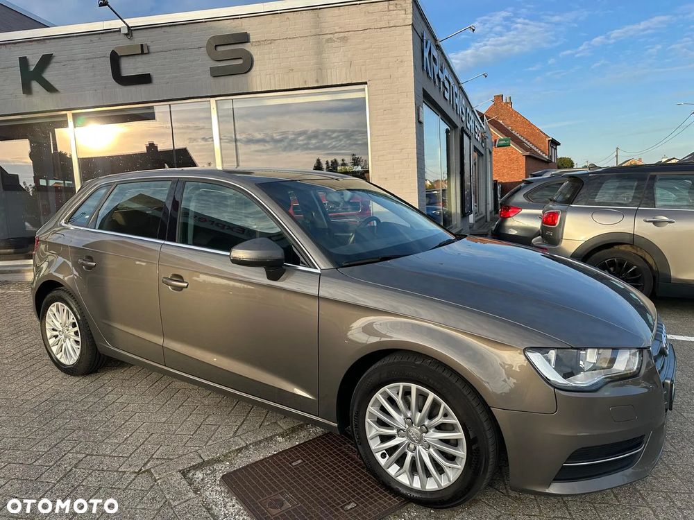Audi A3 Sportback 1.6 TDI S line Sportpaket - 2