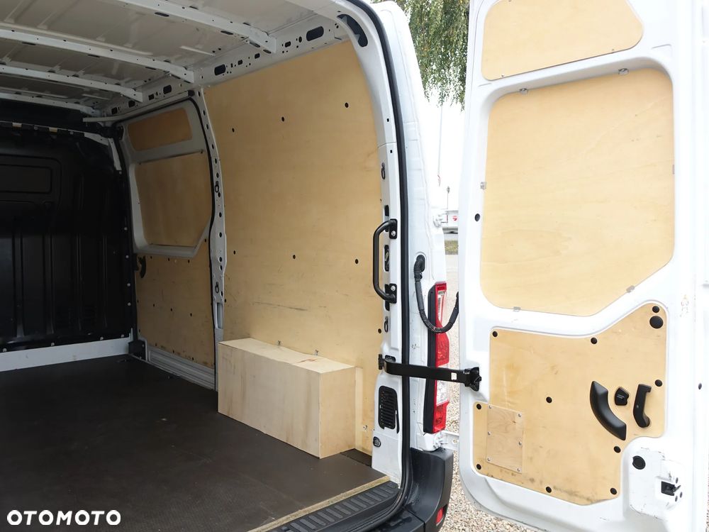 Renault Master 2.3 150 KM 3-osobowy L2H2 "średniak" - 17