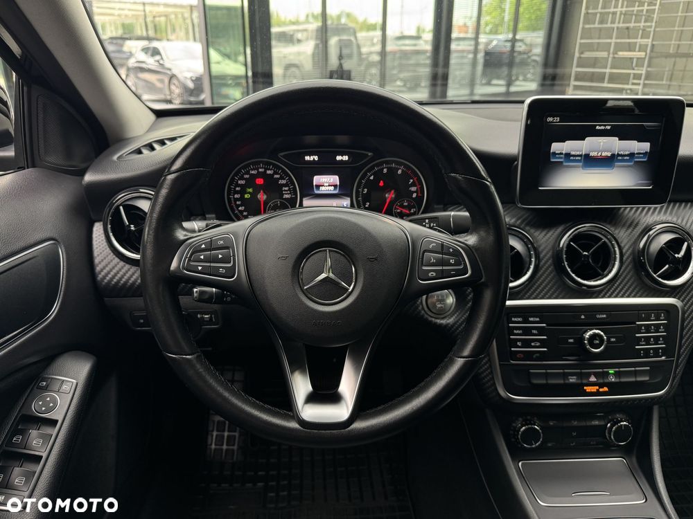Mercedes-Benz GLA 180 7G-DCT - 17