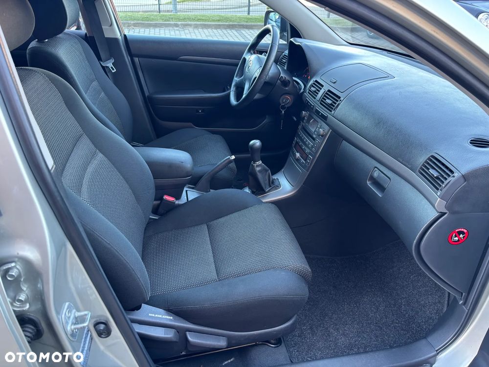 Toyota Avensis 1.8 VVT-i Executive - 22