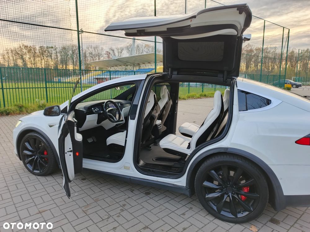 Tesla Model X - 8