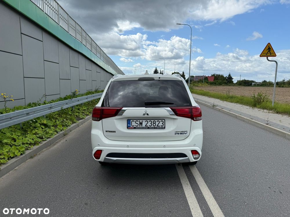 Mitsubishi Outlander 2.0 4WD Plug-In Hybrid Plus - 11