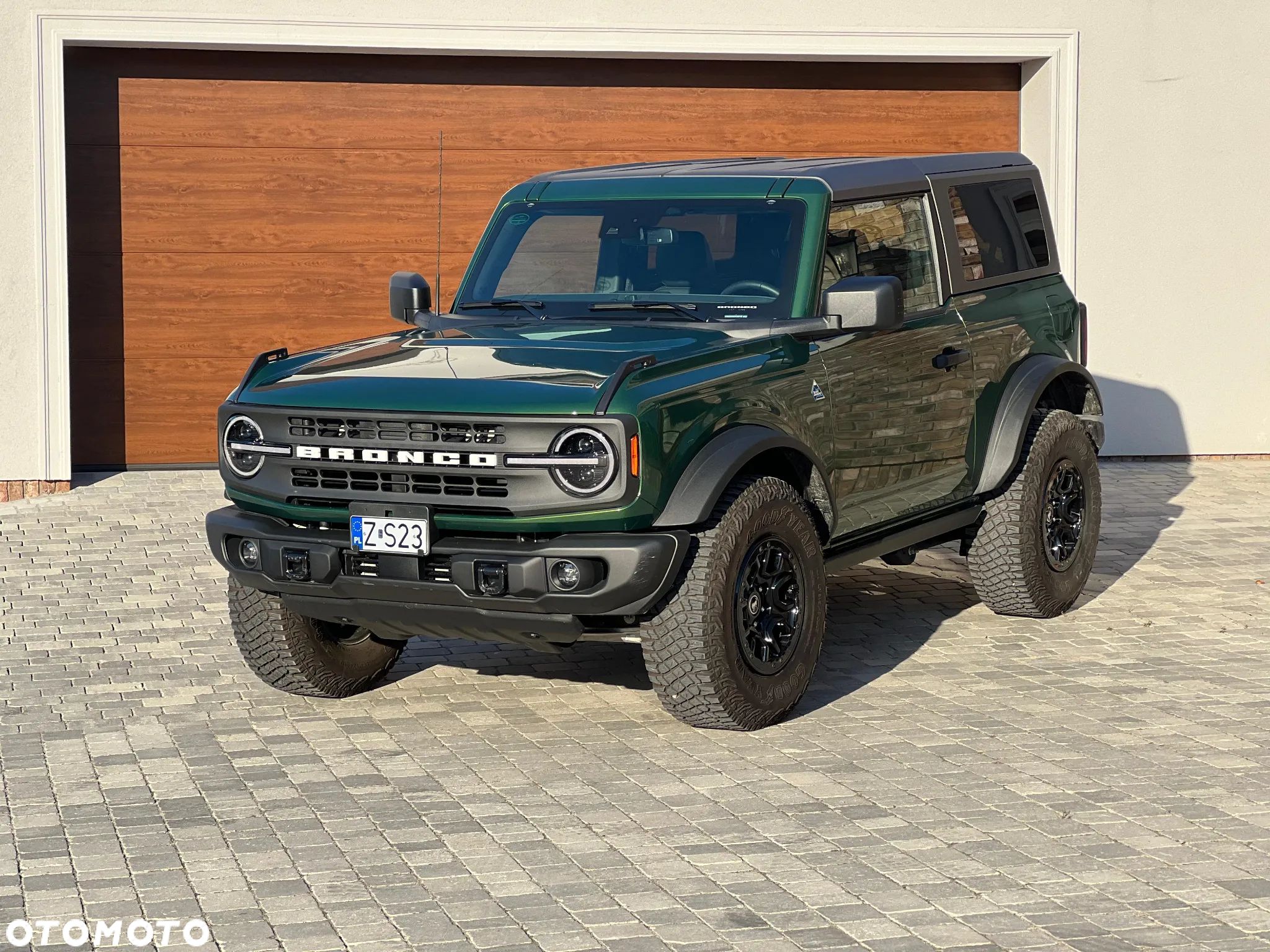 Ford Bronco - 1