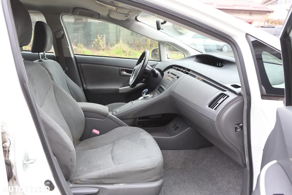 Toyota Prius (Hybrid) Sol - 7