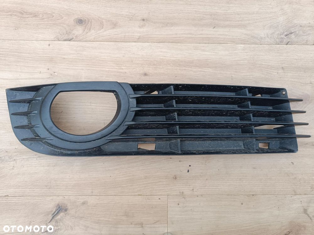 AUDI A8 D3 LIFT KRATKA ZDERZAKA PRAWA 4E0807682AD - 1