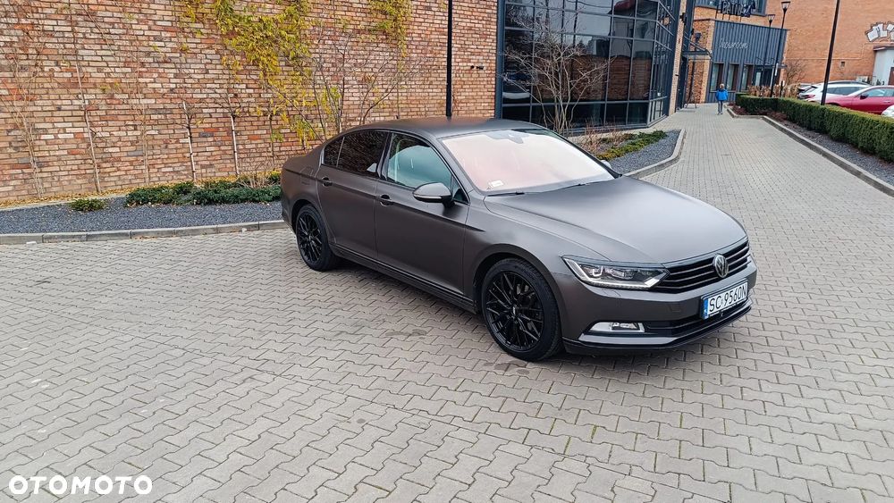 Volkswagen Passat - 1