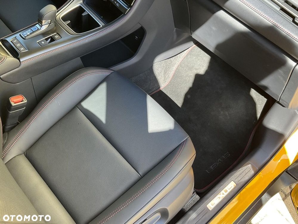 Lexus LBX 1.5 Hybrid Emotion - 18