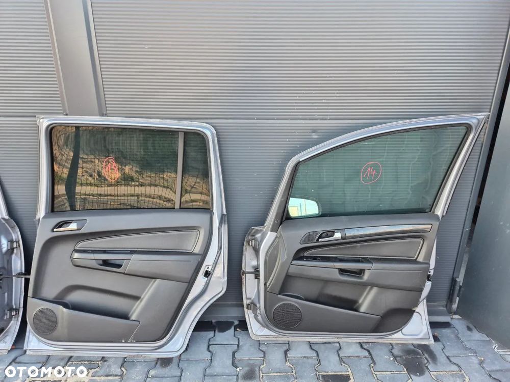 DRZWI KLAPA MASKA OPEL ZAFIRA II B - 30