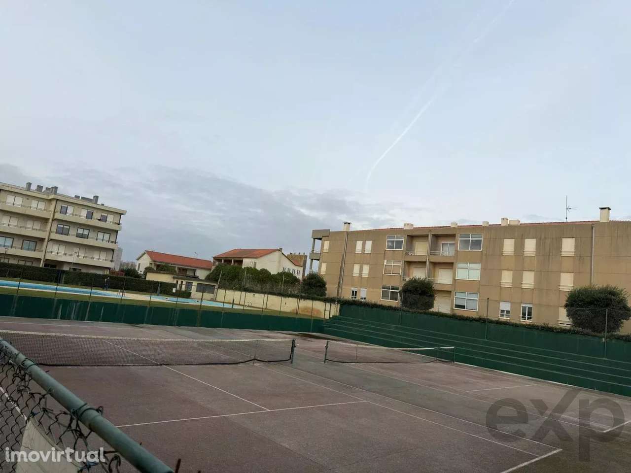 T2+1 totalmente mobilado em frente à praia de Azurara – Piscina, ténis - Grande imagem: 5/22