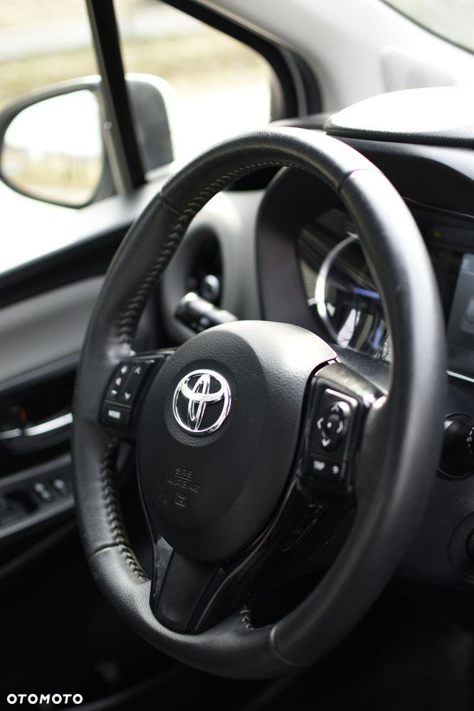 Toyota Yaris Hybrid 100 Premium EU6 - 40