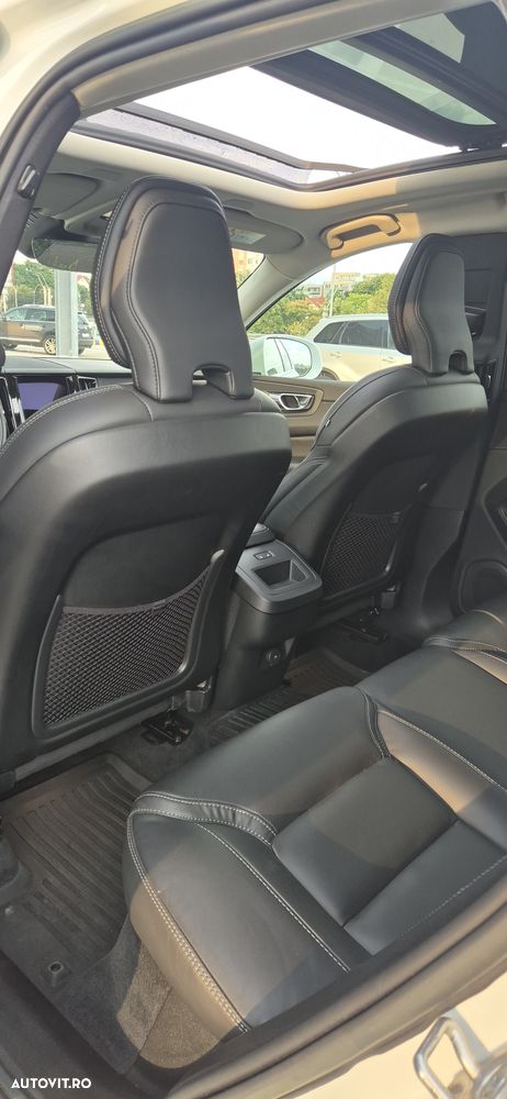 VOLVO XC60 2022 — imagine 8