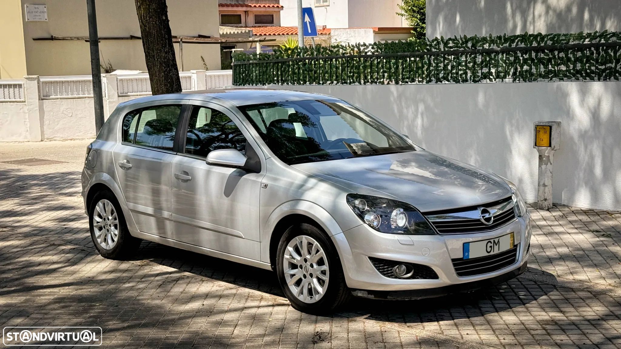 Opel Astra 1.9 CDTi Cosmo - 1