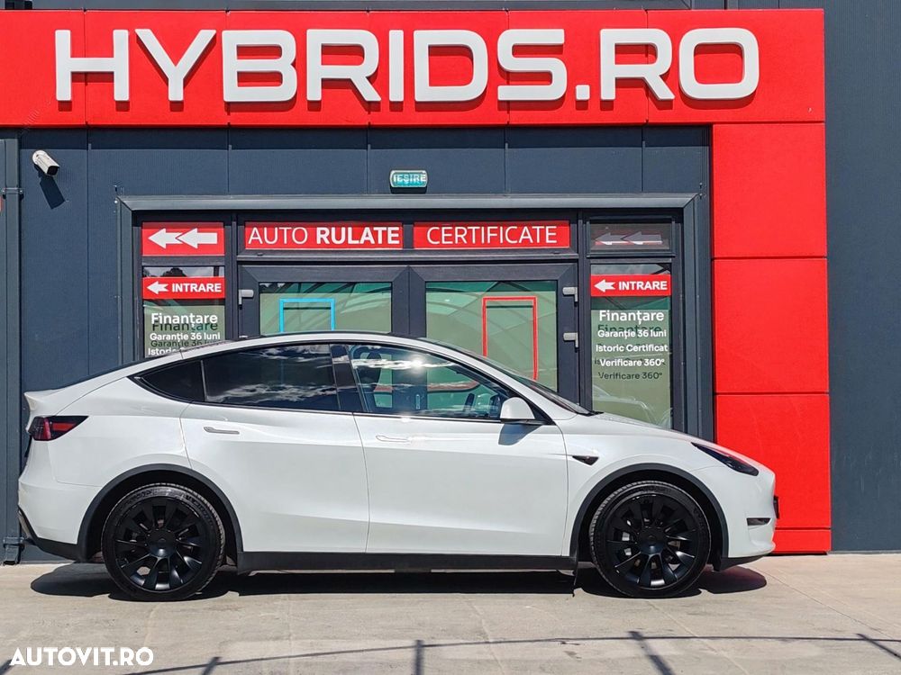 Tesla Model Y - 8