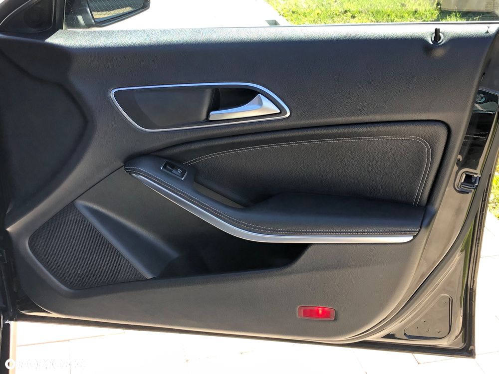 Mercedes-Benz CLA 180 7G-DCT UrbanStyle Edition - 22