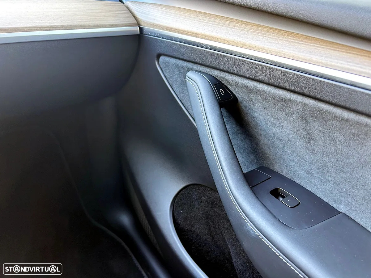 Tesla Model Y Long Range Dual Motor AWD - 17