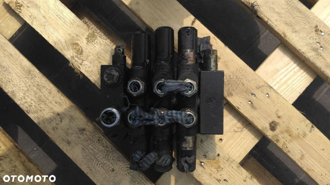 Rozdzielacz 3 sekcyjny Nordhydraulic Kramer 320 318 - 3