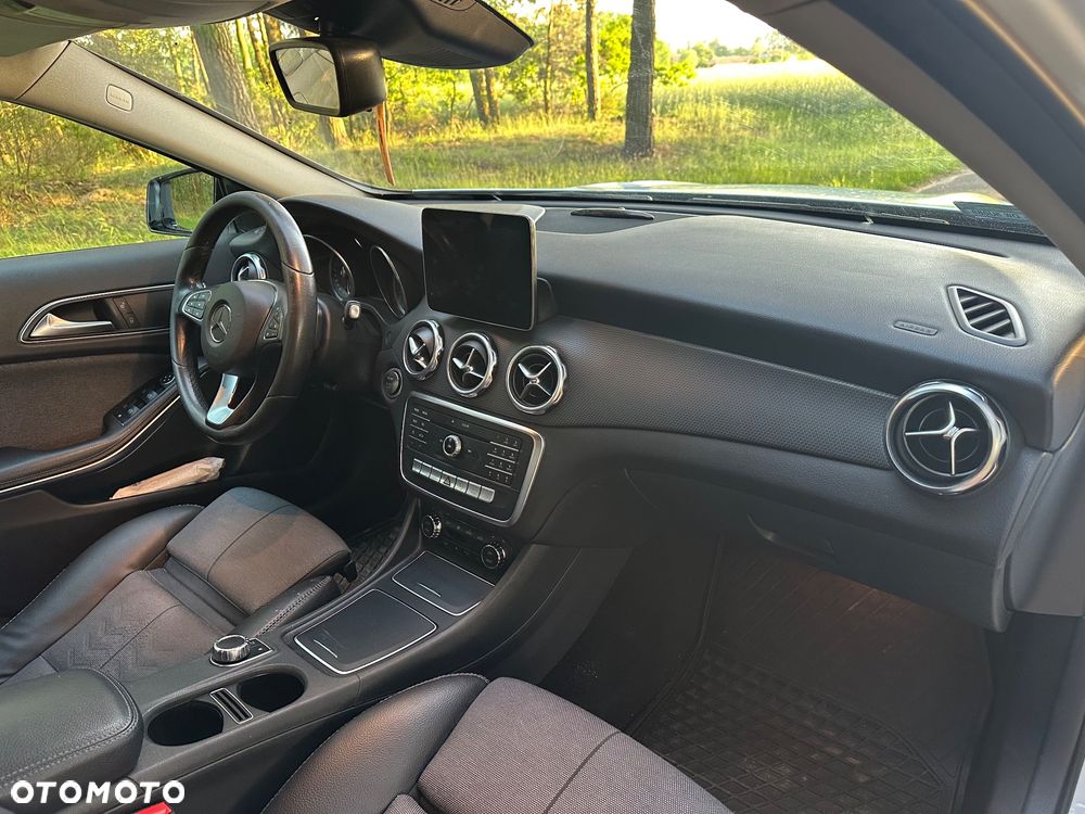 Mercedes-Benz GLA 180 7G-DCT Urban - 25