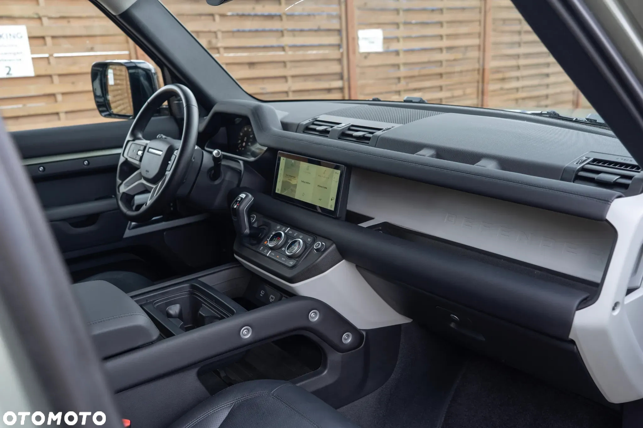 Land Rover Defender - 16