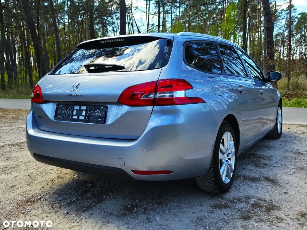 Peugeot 308 BlueHDi 130 EAT8 Stop & Start Allure Business-Paket - 4