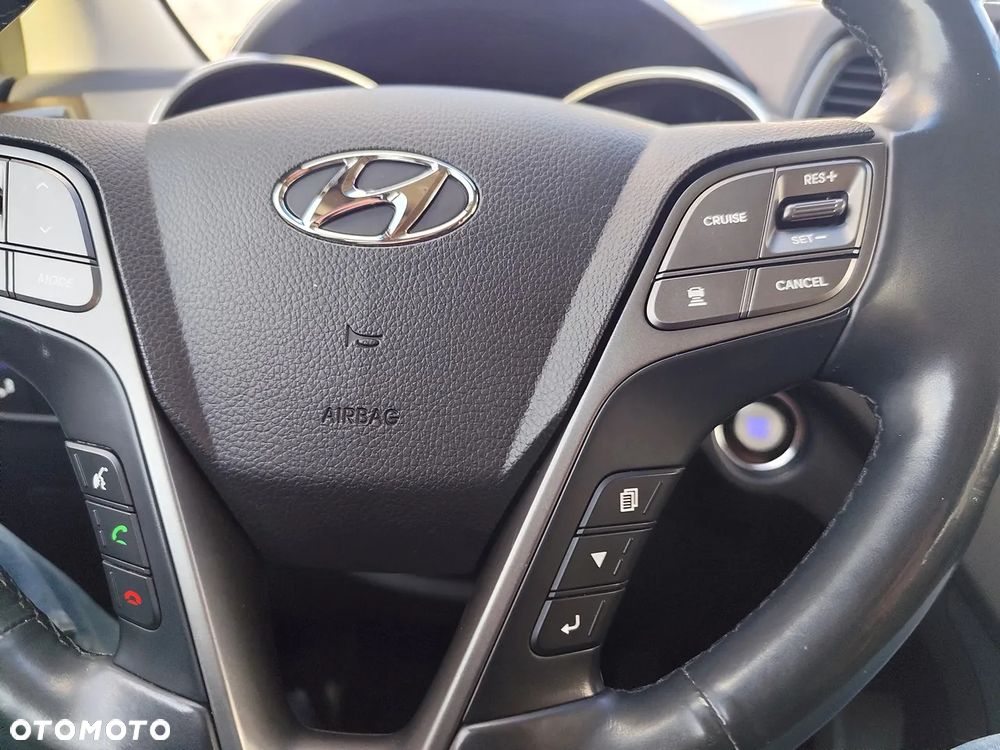 Hyundai Grand Santa Fe - 23