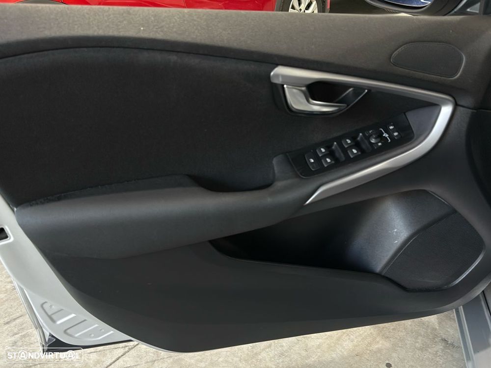 Volvo V40 2.0 D3 Momentum - 20