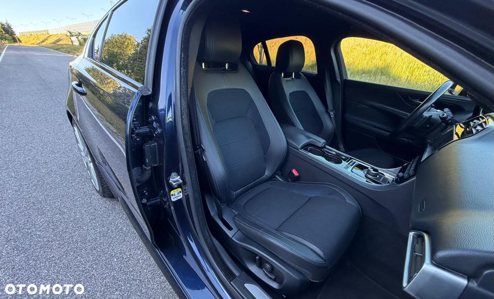 Jaguar XE 2.0 D R-Sport - 18