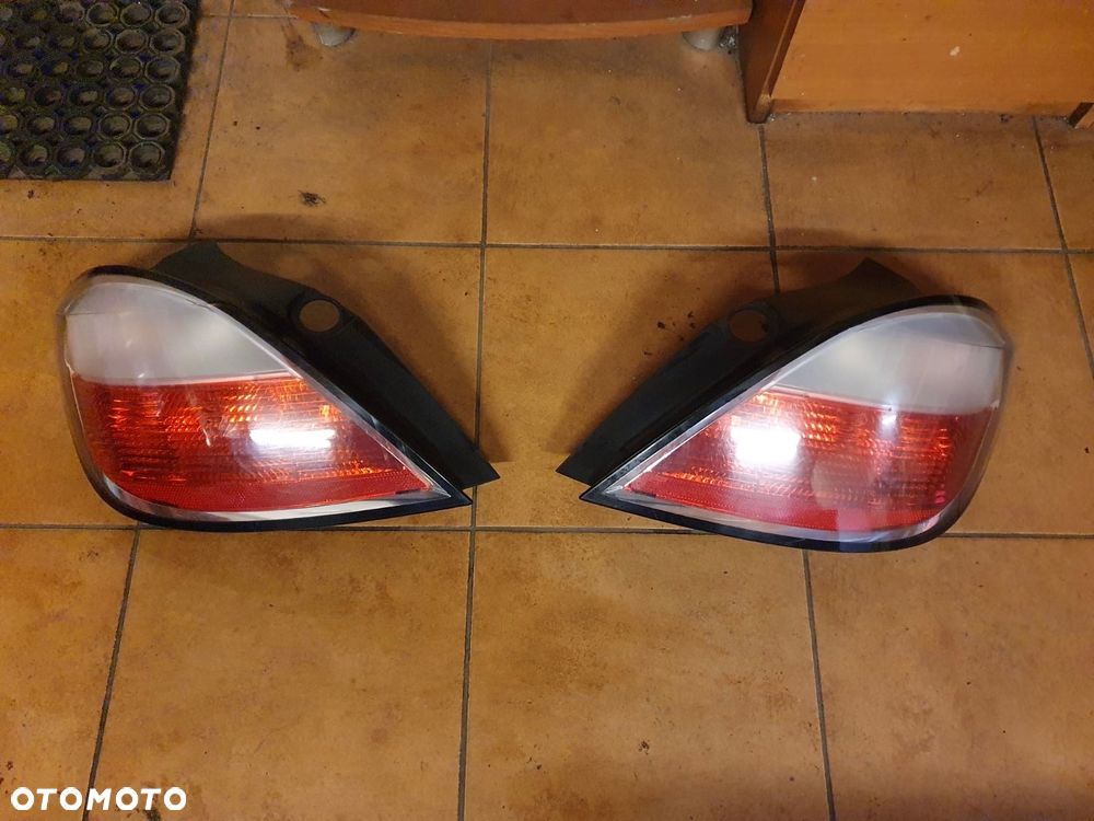 LAMPA L/P TYŁ OPEL ASTRA H III H/B 5 DRZWI