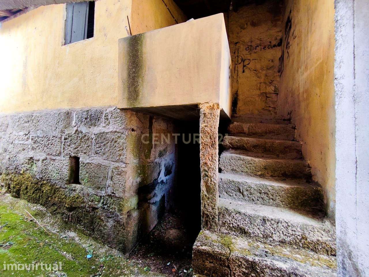 Pequena casa, em pedra, com lareira e forno para reabilitar - Grande imagem: 2/12