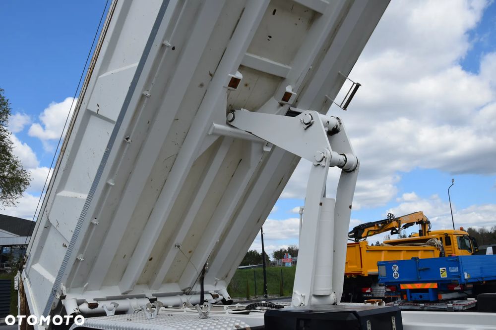 Scania P410 / 8x4 / EURO 6 / WYWROTKA / HYDROBURTA / AUTOMAT / KAMERA COFANIA / NAWIGACJA / HAK / NISKI PRZEBIEG / 2016 / SERWISOWANY / SPROWADZONY - 19