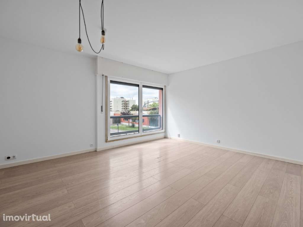 Apartamento T3 renovado e com estacionamento na melhor localização ... - Grande imagem: 2/21