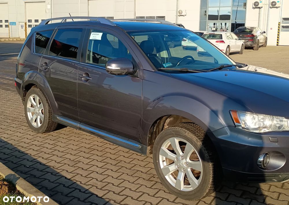 Mitsubishi Outlander - 2
