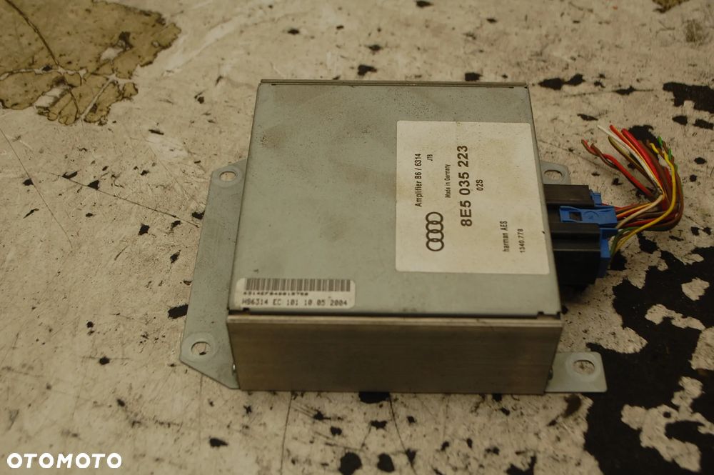 WZMACNIACZ ANTENY 8E5035223 AUDI A4 B6 B7 SEDAN - 1